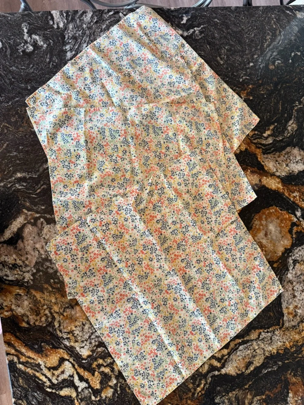 Vintage Floral Napkins Set of 4 – Cottagecore Farmhouse Calico Print - Picture 3 of 7